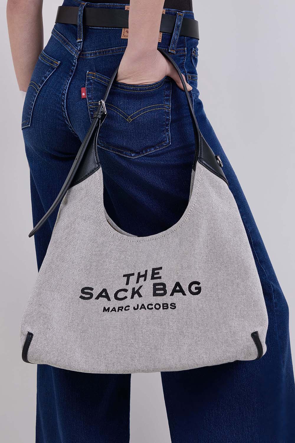 תמונת כל הלוק של תיק כתף דה בלטד סאק